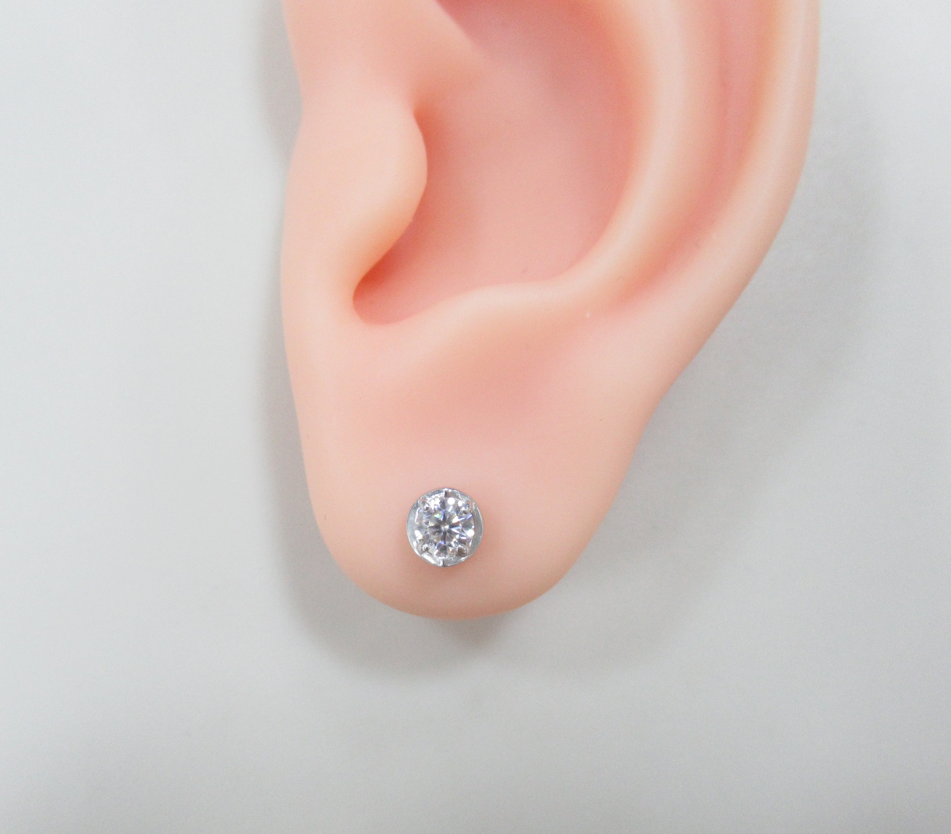 Серебряные серьги-пусеты с муассанитами